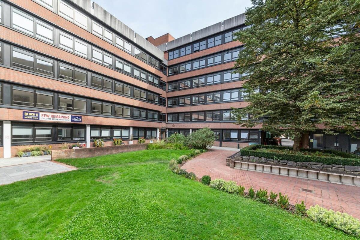 Modern Studio Apartment In East Grinstead Exterior photo